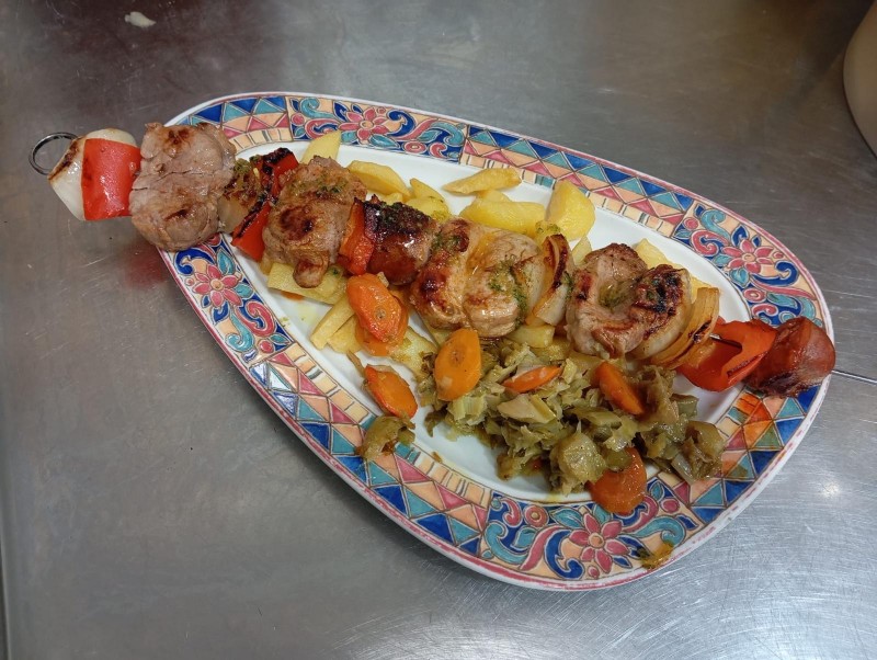 Brocheta de Solomillo de Cerdo con guarnición de patatas y verduras