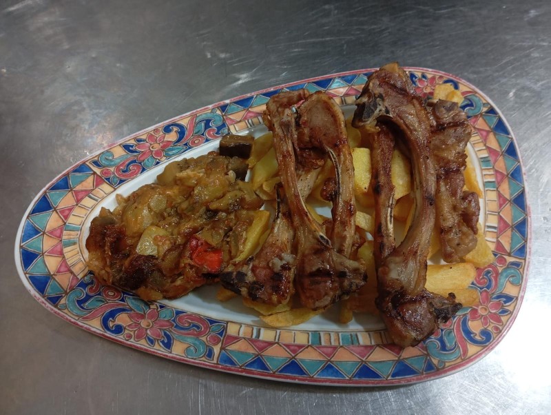 Chuletitas de cordero con guarnición de patatas y verduras