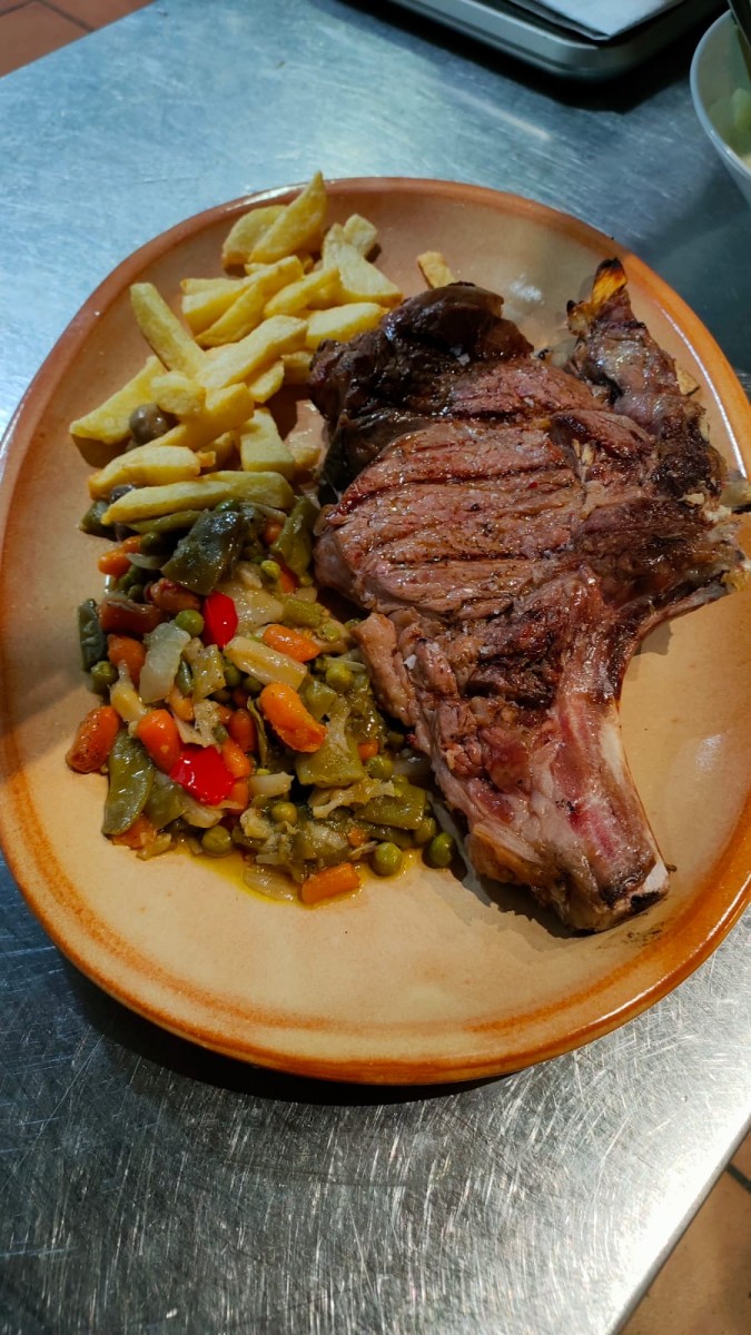 Chuletón de Ternera con guarnición de patatas y verduras