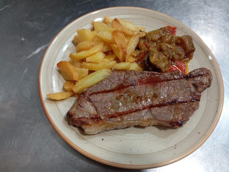 Entrecot de Ternera con guarnición de patatas y verduras