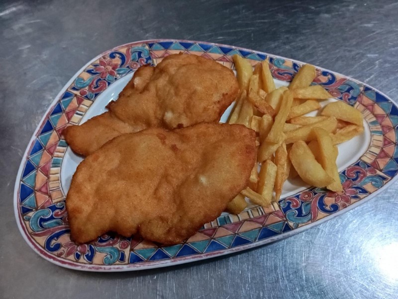 Pollo Empanado con guarnición de patatas y verduras