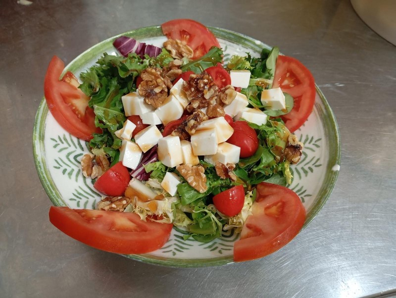 Queso fresco con nueces y miel