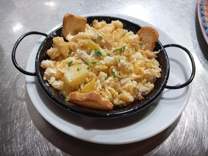 Revuelto de bacalao con patatas