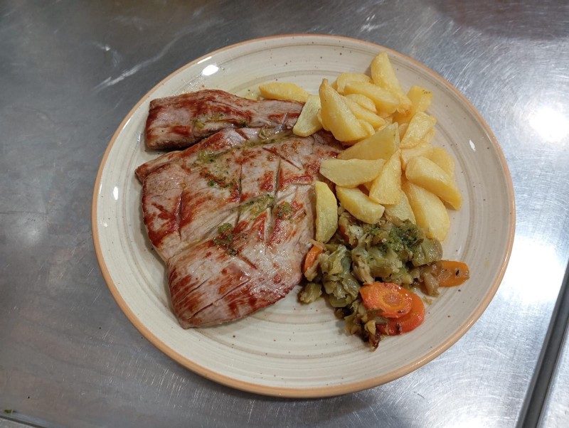 Solomillo de Cerdo Ibérico con guarnición de patatas y verduras