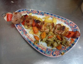Brocheta de Solomillo de Cerdo con guarnición de patatas y verduras