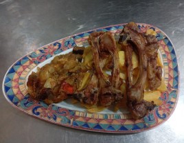 Chuletitas de cordero con guarnición de patatas y verduras