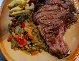 Chuletón de Ternera con guarnición de patatas y verduras