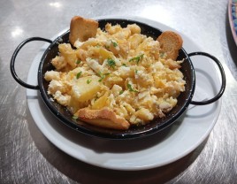 Revuelto de bacalao con patatas