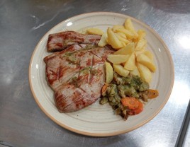 Solomillo de Cerdo Ibérico con guarnición de patatas y verduras